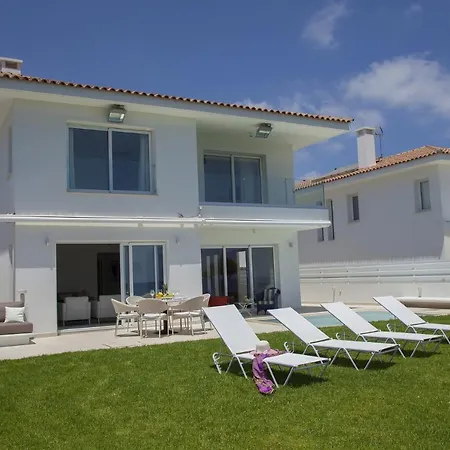 Imagine Your Family Renting This Luxury Beachfront Villa, 1541 别墅