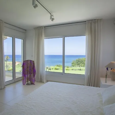 Imagine Your Family Renting This Luxury Beachfront Villa, 1541 别墅 *